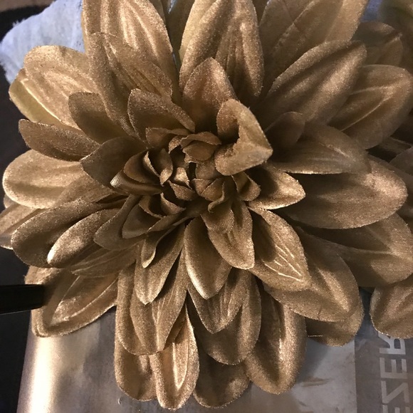 Beautiful large artificial Dahlia flowers - Picture 6 of 8